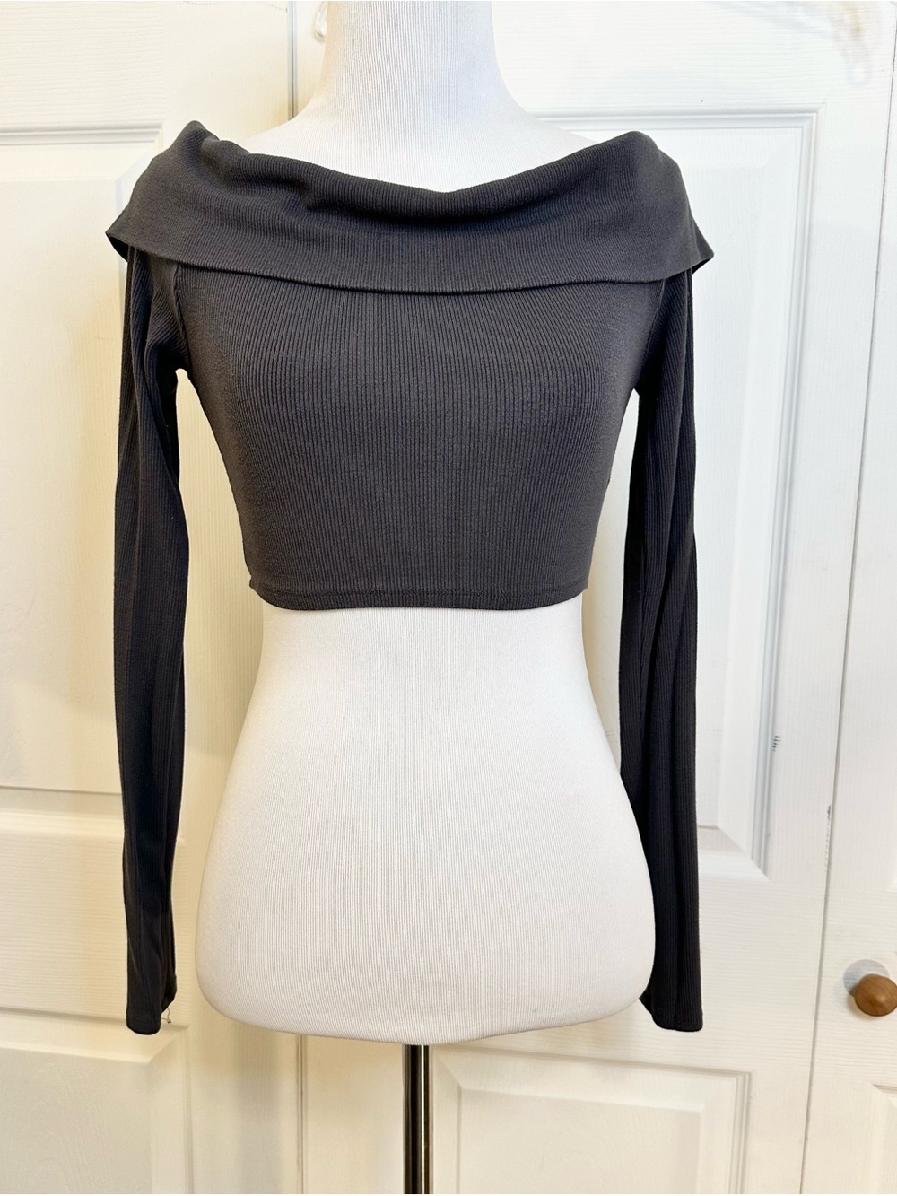 Garage Off-The-Shoulder Ribbed Crop Sweater S